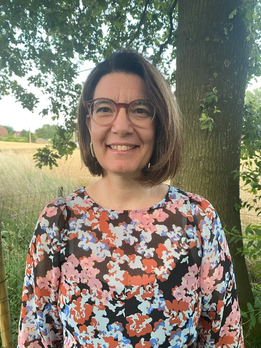 Laura Rumio, fondatrice de L'Arbre à Paroles, sous un arbre