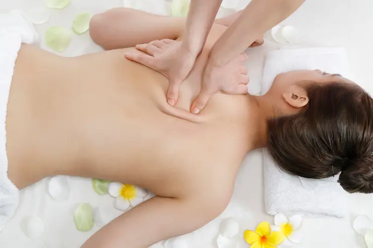 Massage du dos aux huiles essentielles