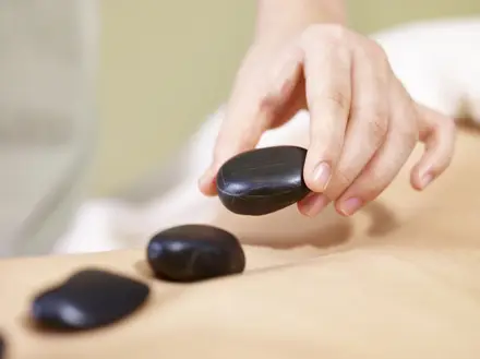 Massage aux pierres chaudes